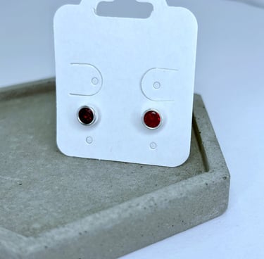 brinco em prata 925 ponto de luz vermelho