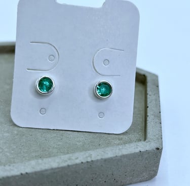 brinco em prata 925 ponto de luz verde