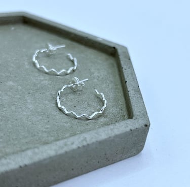 Brinco em prata 925 modelo zig zag