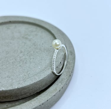 Anel em prata 925 com imitação de pérola