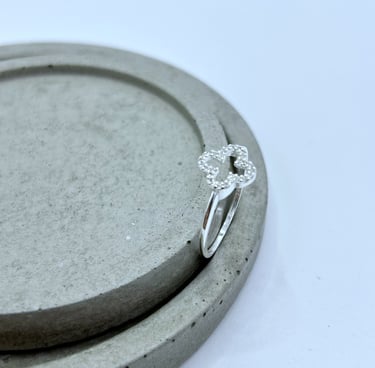 Anel em prata 925 trevo vazado cravejado com zircônia