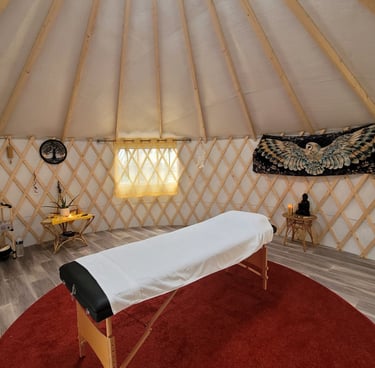 table de massage dans yourte soins énergétiques Le Chemin de la Chouette Abbaretz 44