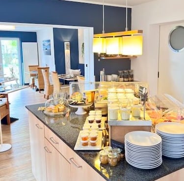 Hotel DunenNest - Ansicht vom Frühstücksraum und Büffet