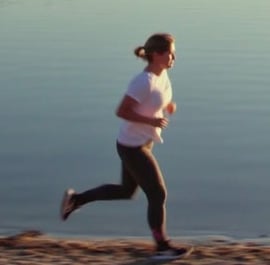 Laura court autour du lac 