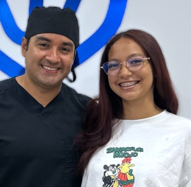 Paciente satisfecha sonriendo después de tratamiento dental en Dentista Manta y El Carmen