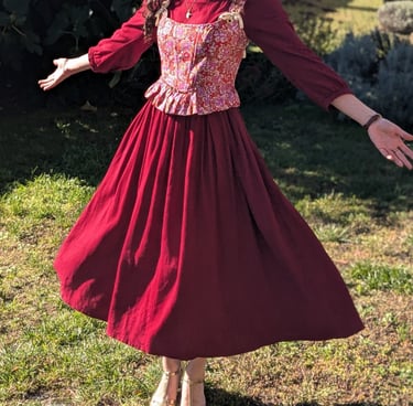 Aude Fy en robe rouge et corset folklorique