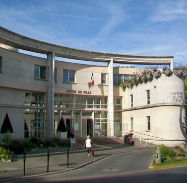 Hôtel de ville bâtiment clair avec végétation Goussainville, France