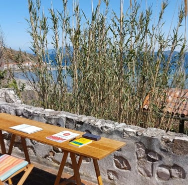 Vista do Mar Egeu da varanda nova no andar