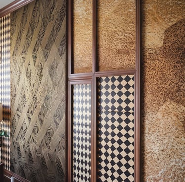 Mur recouvert de plusieurs papiers peints de motifs et couleurs variés