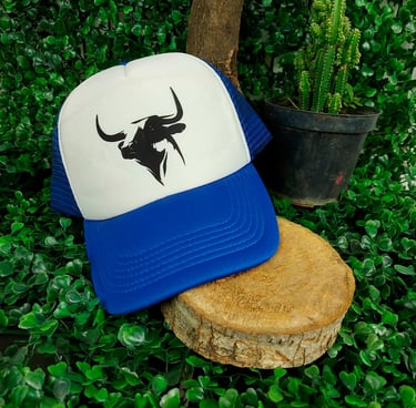 Gorra trucker personalizada con diseño único, ideal para promociones, eventos y estilo casual.