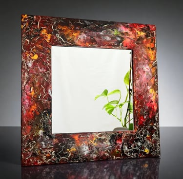 Eleganter Spiegel mit abstrakt bemaltem Rahmen in den Farben Rot, Schwarz und Orange