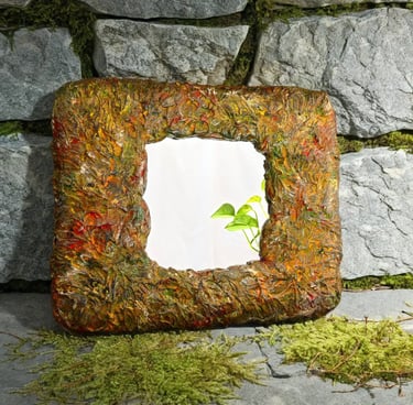 Kunstvoller Spiegel mit massivem, bunten, stark strukturierten Gipsrahmen