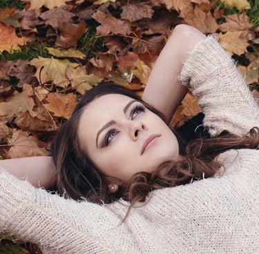 jeune femme qui sourit couché dans l'herbe