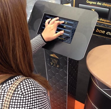 TOTEM IDE JEU NTERACTIF AVEC TABLETTE TACTILE