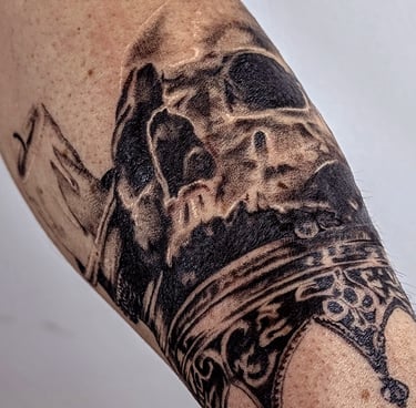 Tatuaje de cráneo y corona en negro realizado por elperrolatinta en Asturias