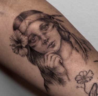 Retrato microrrealista tatuado por elperrolatinta en Ribadesella