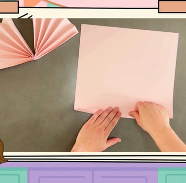 Frau faltet Bastelkarton zu einem Fächer