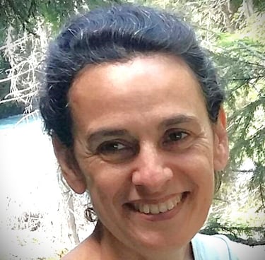 Coach et thérapeute Stella Mazzetti souriante et pleine de confiance