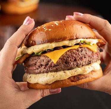 hamburger com carne angus, queijo, bacon, alface, cream cheese, pao brioche e maionese da casa