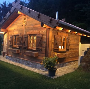 rustikales Gerätehaus aus Holz für den Garten