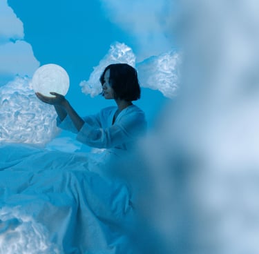 une femme en robe blanche assise sur un nuage pour l'Alliance de la sophrologie et de l'analyse