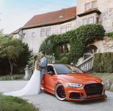 Hochzeitsfotograf Coburg: Brautpaar-Shooting mit Audi vor Schloss Hohenstein.