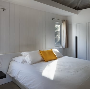 Chambre lit king size avec sa salle de bain privée à la villa noah sur la plage de st jean st barth