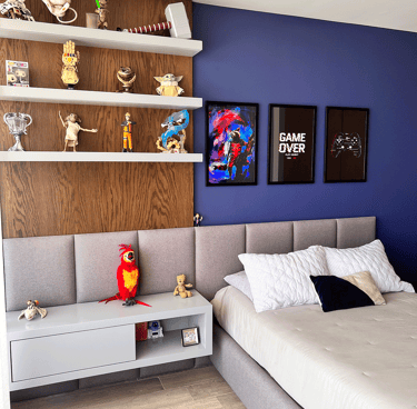 Recámara infantil con repisas decorativas y temática geek, diseño personalizado | KARÄNA.