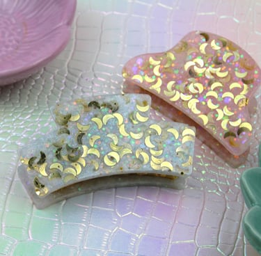 Barrette artisanale en résine avec paillettes et sequins fabriquée en Isère par le Labo de Natou