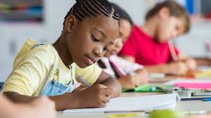 Três crianças fazendo uma prova