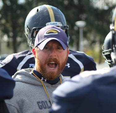 un entrenador motivando a su equipo