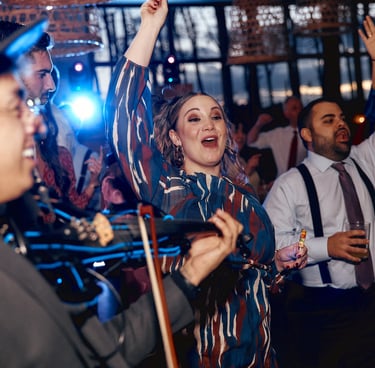 Mauro Ruiz emocionando a invitados con su violín en bodas y celebraciones premium en Valencia y Espa