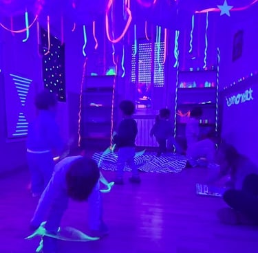 Aula sensorial amb llum fosca per estimular els sentits i el joc dels infants