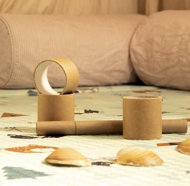 Espai de relax amb coixins i productes sensorials / Espacio de relax con cojines y productos sensori