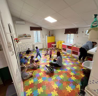 Aula lluminosa i acollidora de l’Escola Bressol El Campanar a Alella, amb espais adaptats