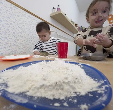 Nens en un taller experimentant amb farina / Niños en un taller experimentando con harina / Children