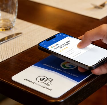 Client utilisant un iPhone pour laisser un avis Google via une plaque NFC Notiia