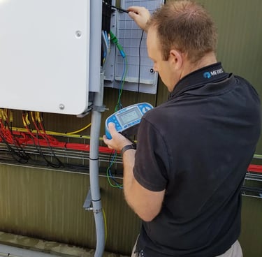 Monteur voert inspectie uit aan een elektrische installatie met behulp van een meetinstrument.