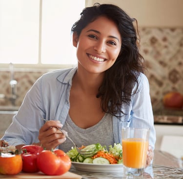 Mujer comiendo saludable para un cabello hermoso