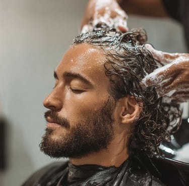 Lavando el cabello en Claudio’s Hair Salon