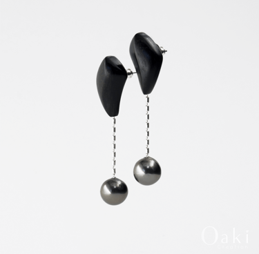 Handcrafted black wood drop earrings featuring silver chains and grey Tahitian pearls.