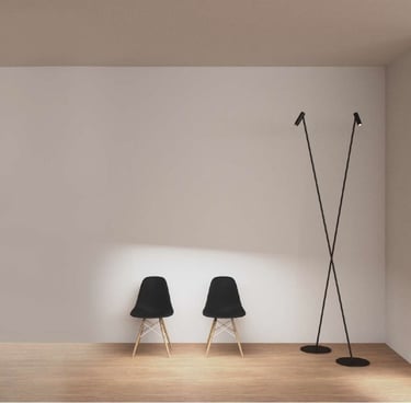 CRONEK Alba: Lámparas de pie delgadas con luz indirecta, iluminando sillas modernas