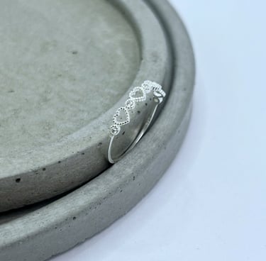 Anel em prata 925 quatro corações vazados