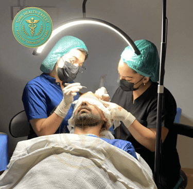 equipo medico implanta el pelo a un paciente del injerto capilar