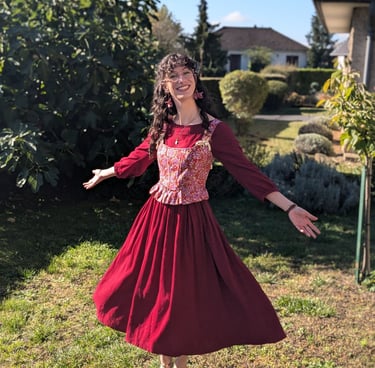Aude Fy en robe rouge et corset folklorique