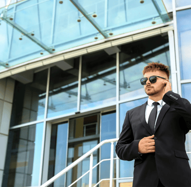 Force Prévention Sécurité – Agent de sécurité en costume noir, équipé d'oreillettes et de lunettes de soleil, assurant la sur