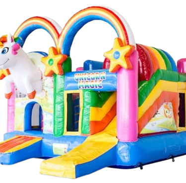 Springkussen in pastelkleuren met grote opblaasbare eenhoorn en regenboogglijbaan.