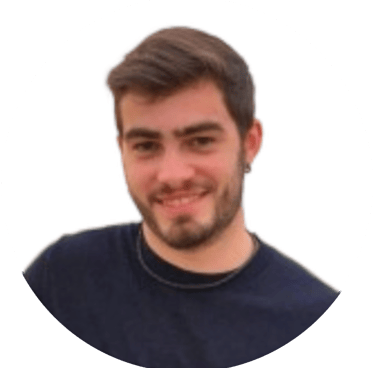 Experto en extranjería escribiendo blog sobre nueva ley de extranjería