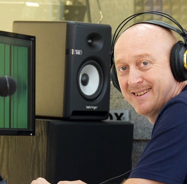 Gerente de AudioGuia.es en el estudio de grabación 