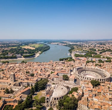 la ville de Arles vu du haut avec l'equipe Solufy une agence web a Arles, optimisation SEO et SEA